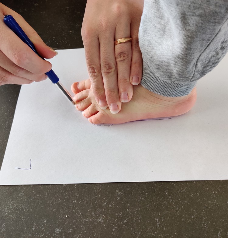 2e étape – Déjà un peu plus compliqué : dessiner le contour du pied