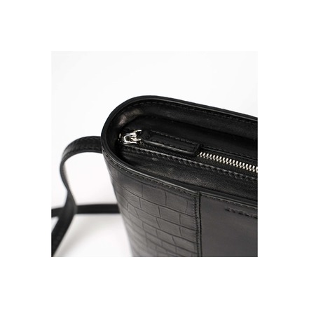 Evelien Vanhooydonck sac porté épaule noir