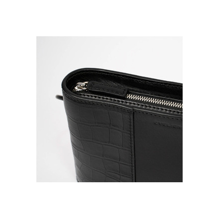 Evelien Vanhooydonck sac porté épaule bleu