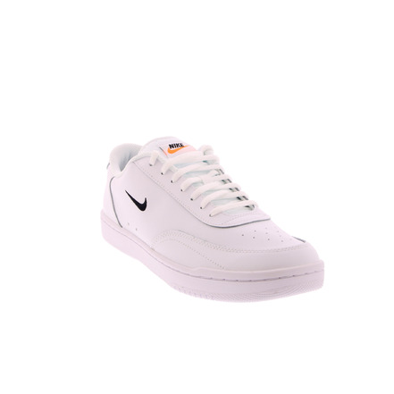 Nike sneakers wit