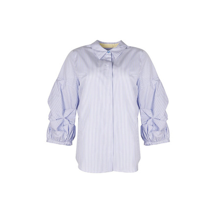 Her blouse blauw