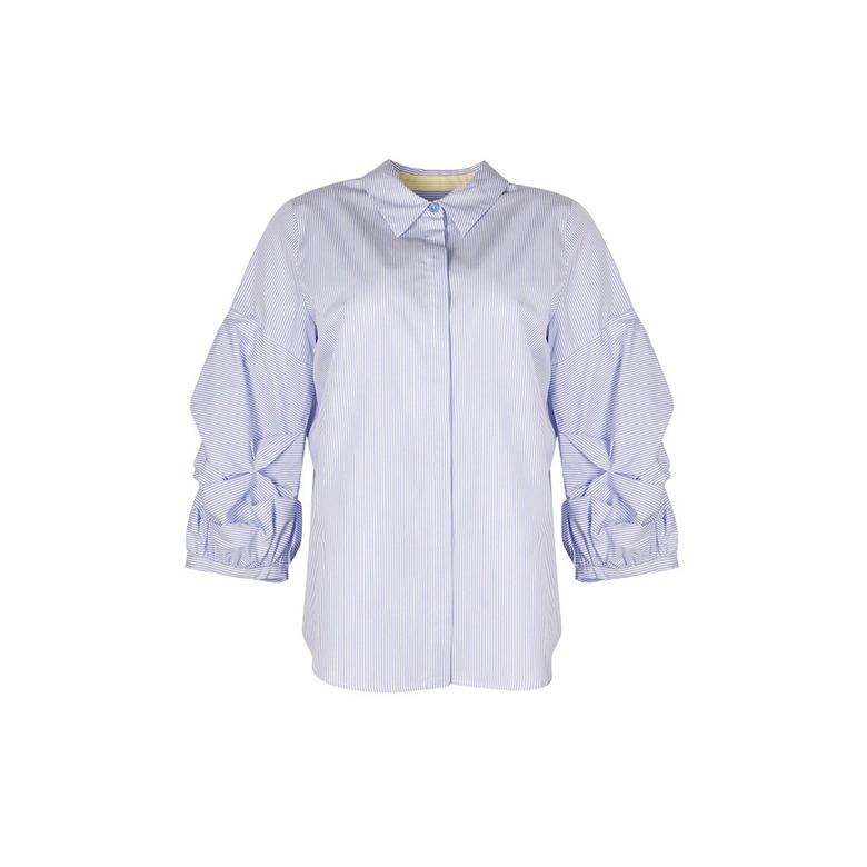 Her blouse blauw
