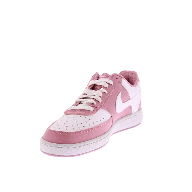 Nike sneakers rose 3