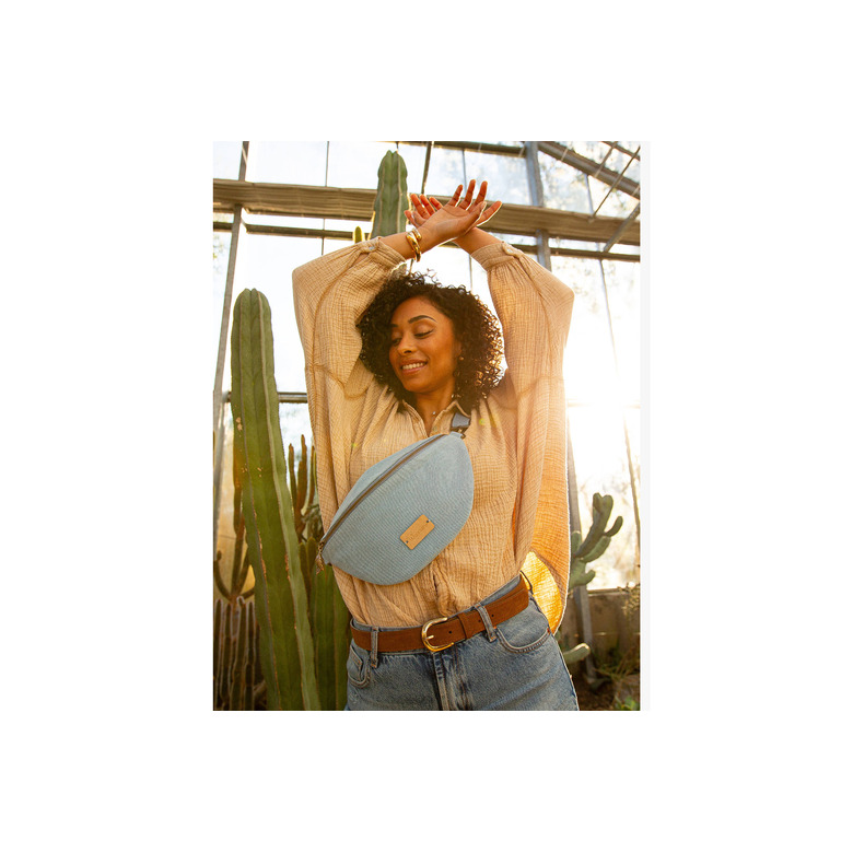 Woomen Vegan crossbody blue 4