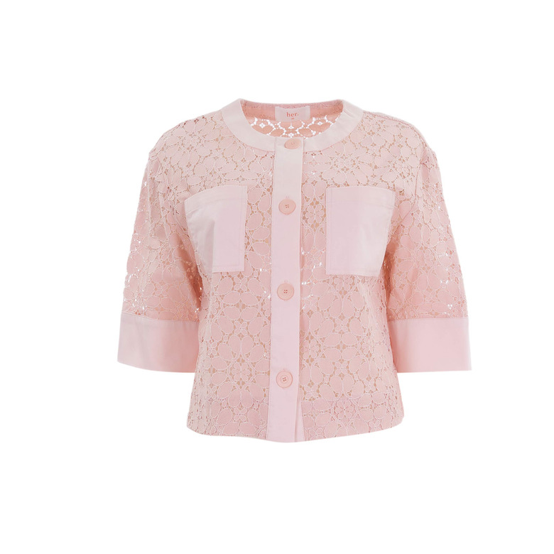 Her blouse roze