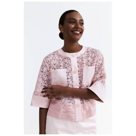 Her blouse roze