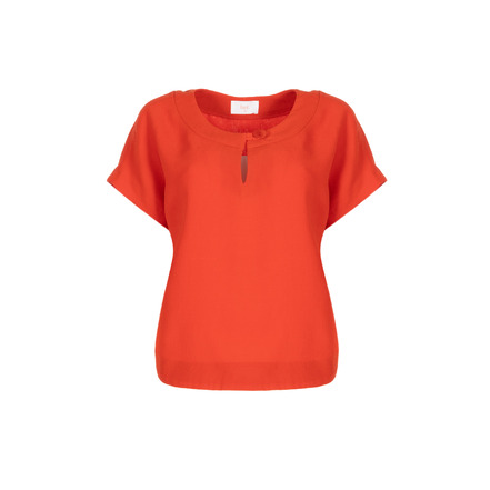 Her blouse rood