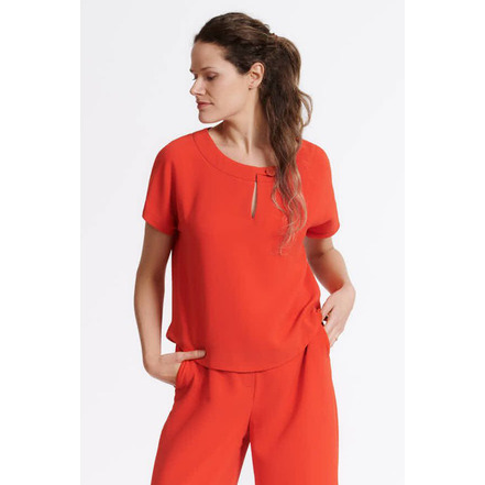 Her blouse rood