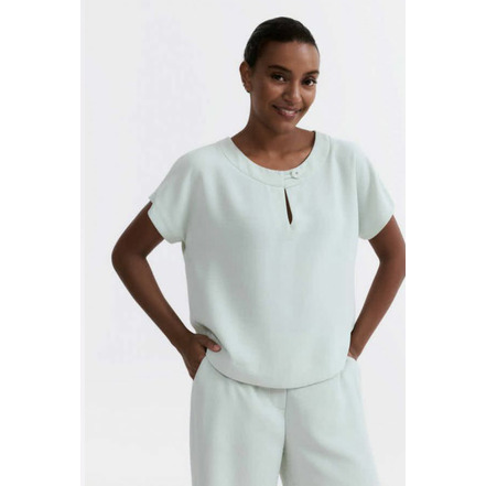Her blouse groen