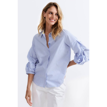 Her blouse blauw