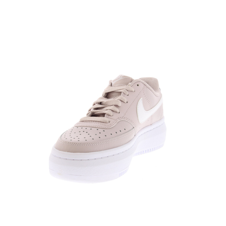 Nike sneakers rose 3