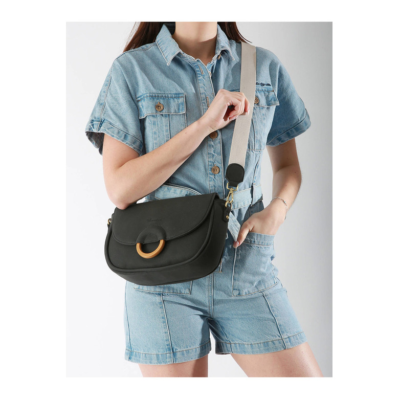 Woomen Vegan crossbody black 4