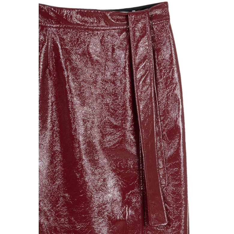 Her skirt bordeaux 2