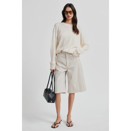 Second Female short lightbrown