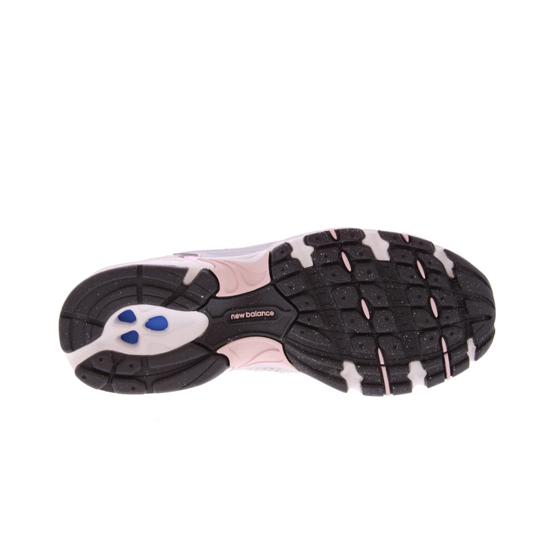 New Balance sneakers rose 5