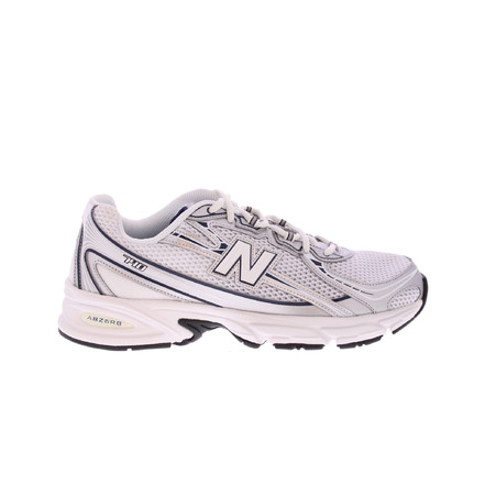 New Balance sneakers wit