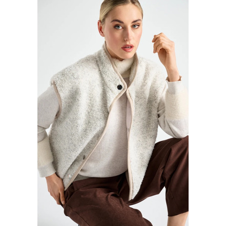 Marie Mero veste gris