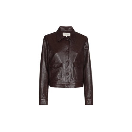 Marie Mero veste bordeaux