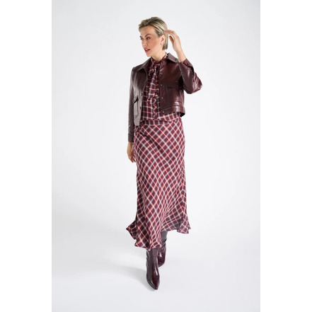 Marie Mero veste bordeaux