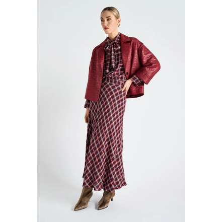 Marie Mero veste bordeaux