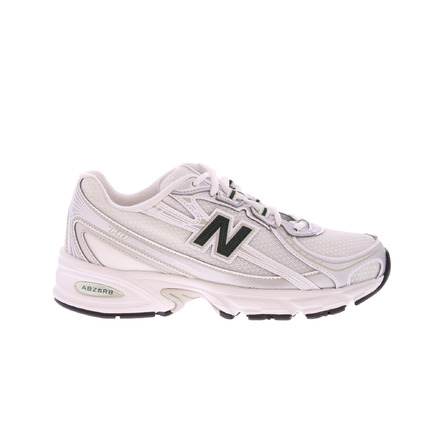 New Balance sneakers wit