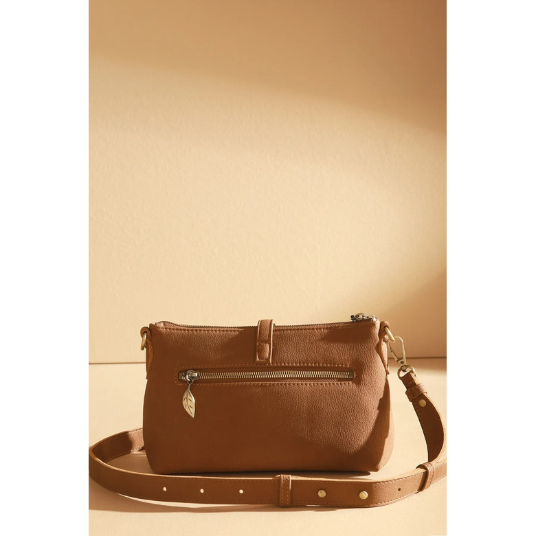 Woomen Vegan crossbody camel 3